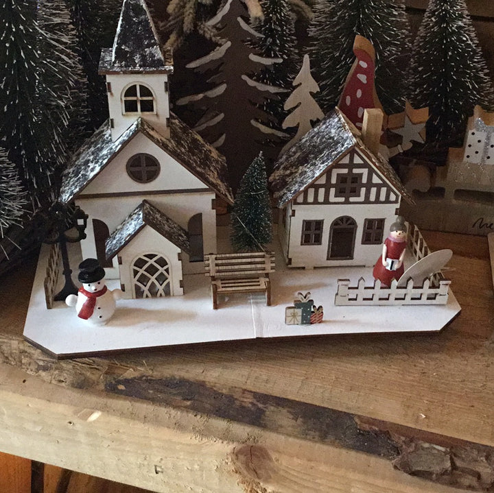 Wood church and house 27cm