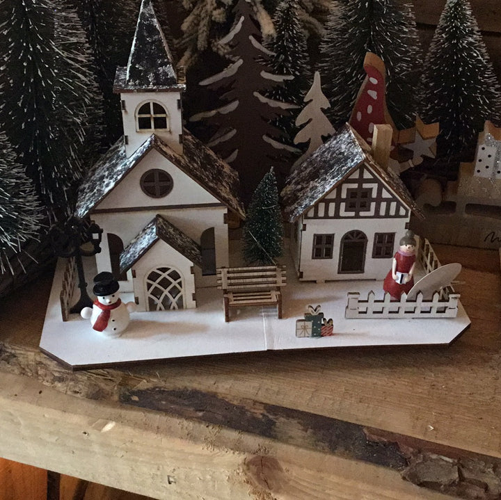 Wood church and house 27cm